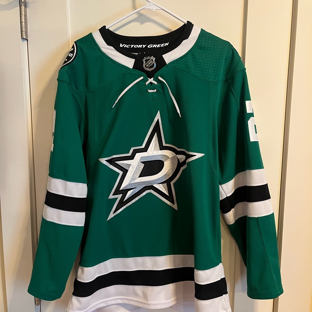 Dallas Stars Hockey Jersey - never been worn. Size 46